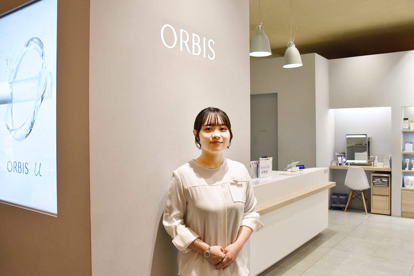 ORBISの店頭に立つ坂倉さんの写真