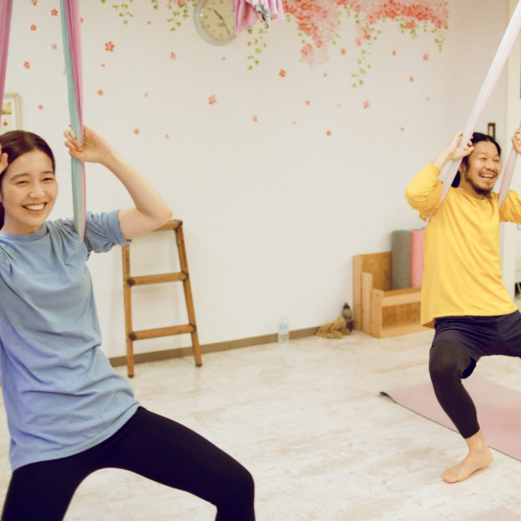 エアリアルヨガで逆さまになる朝　haru.×長 賢太郎【前編】