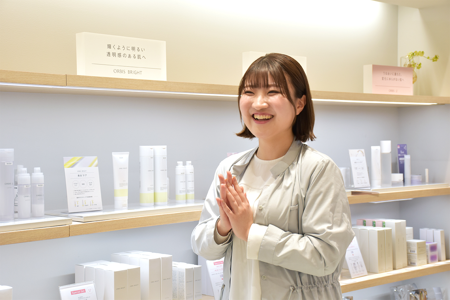 店頭で笑顔の村越さんの写真