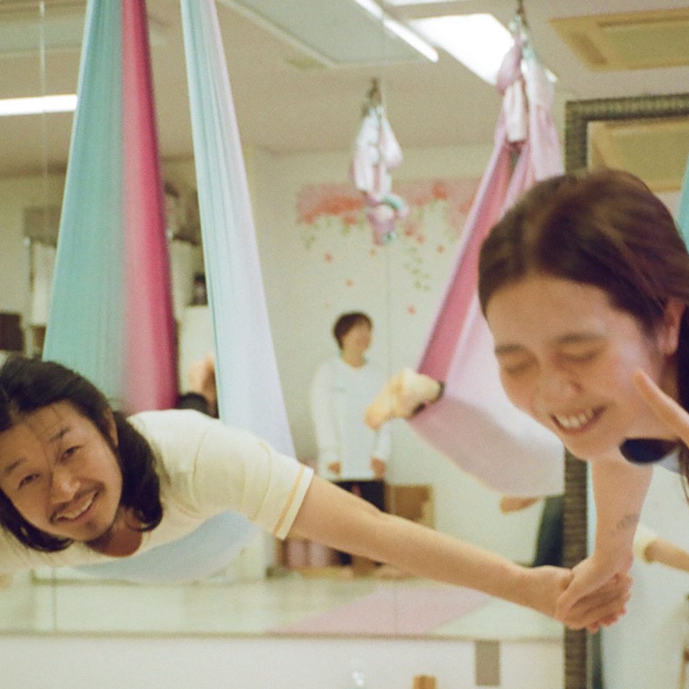 エアリアルヨガで逆さまになる朝 haru.×長 賢太郎 【後編】